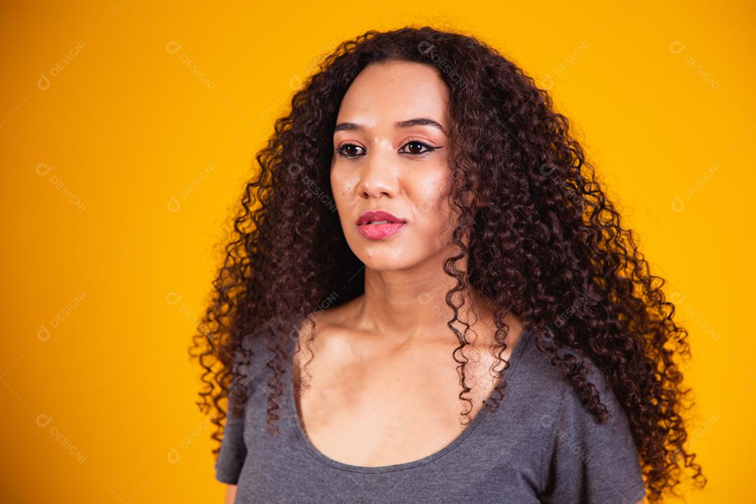 Retrato da beleza da mulher afro-americana com penteado afro