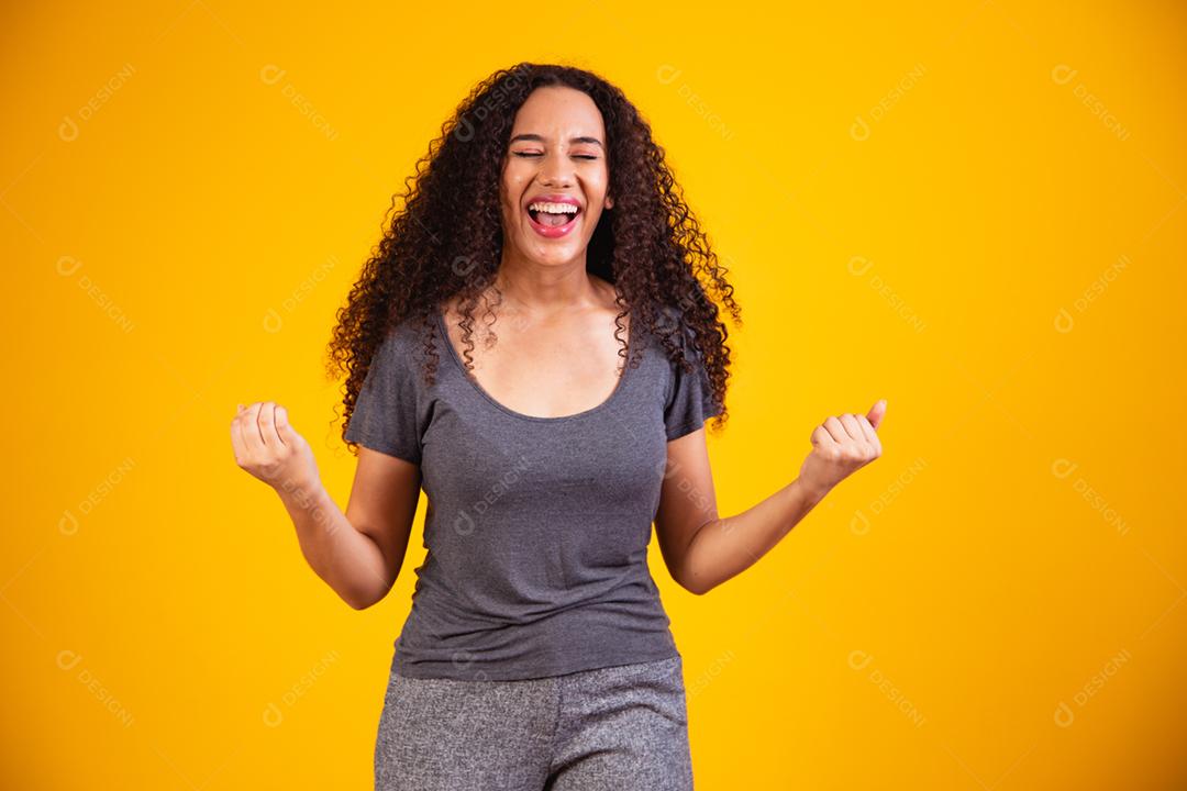 Retrato de uma linda jovem afro feliz com sorriso perfeito