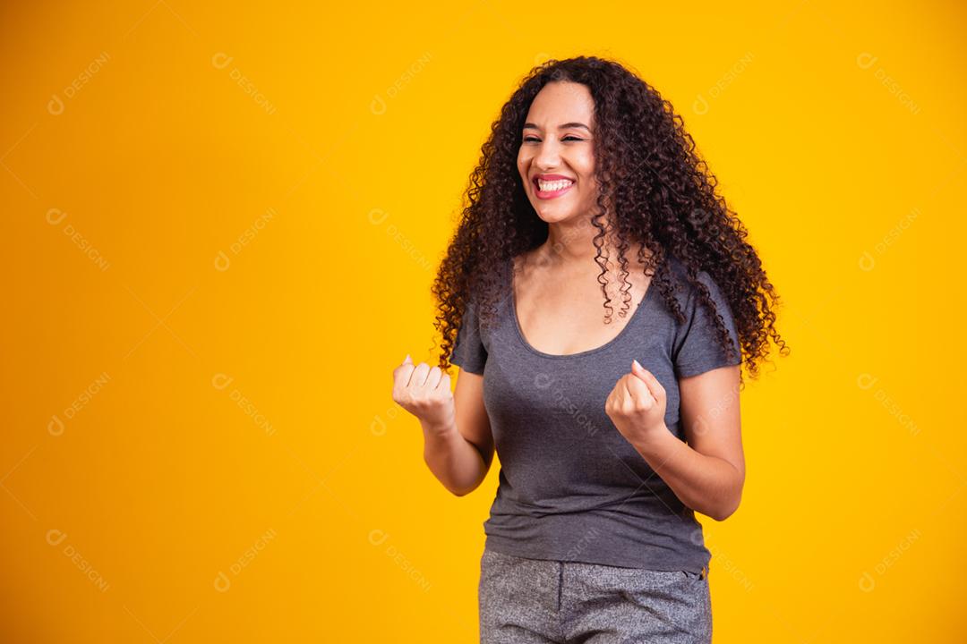 Retrato de uma linda jovem afro feliz com sorriso perfeito