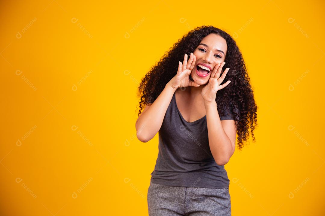 mulher expressiva uau. jovem surpreendida pelos preços baixos. S