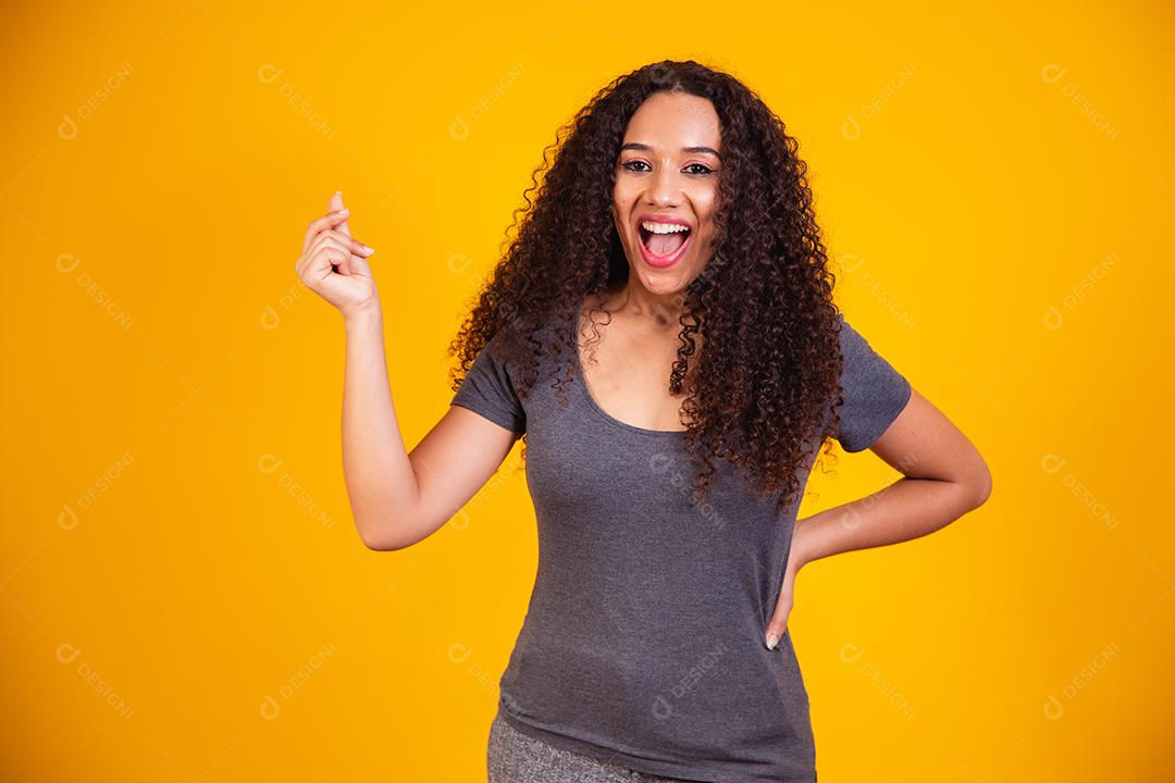 mulher afro estalando os dedos.