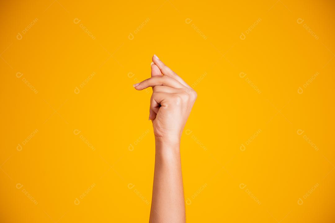 mulher afro estalando os dedos.