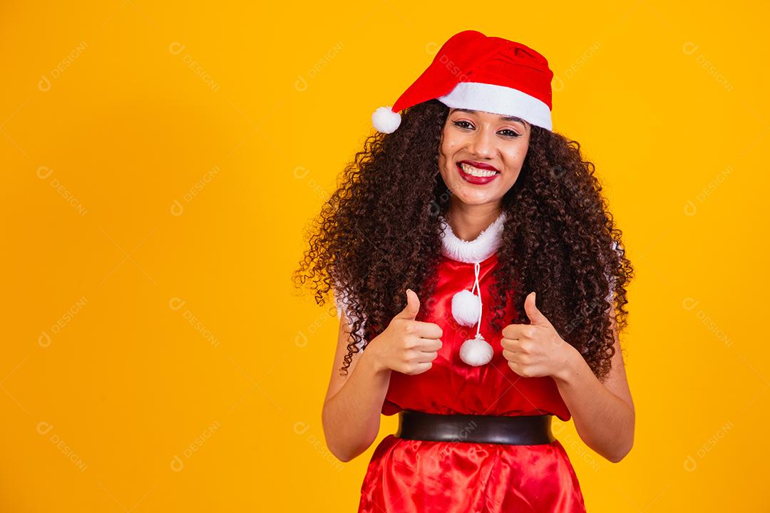 jovem noelete vestida para o natal apontando