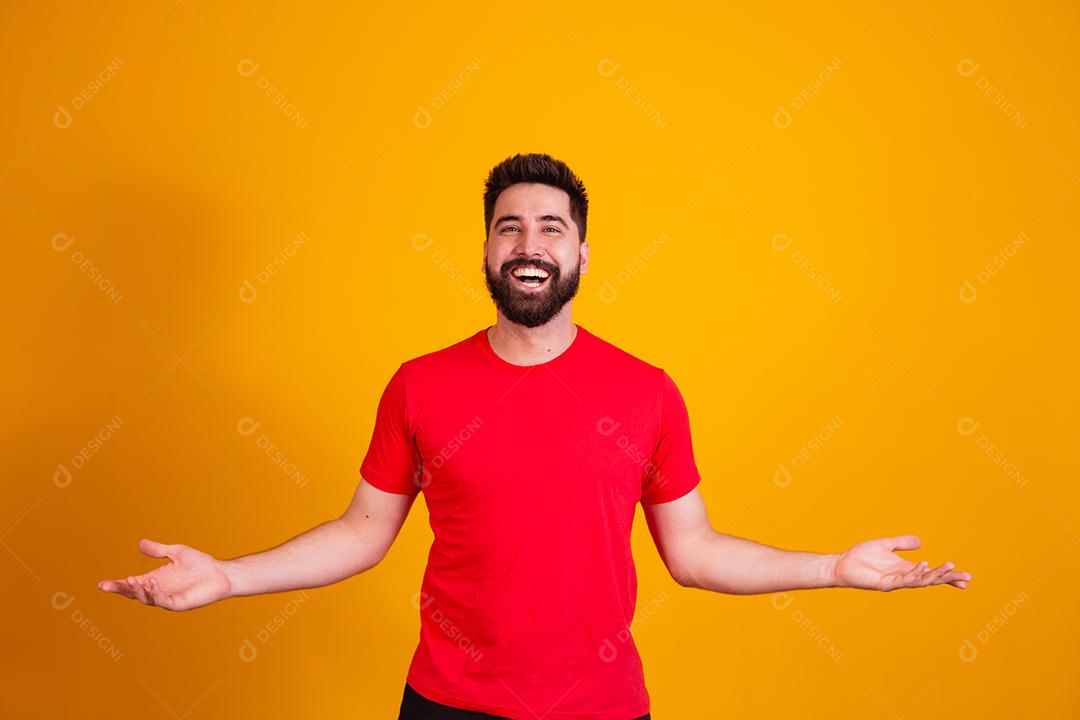 homem bonito apontando para o lado com espaço para texto