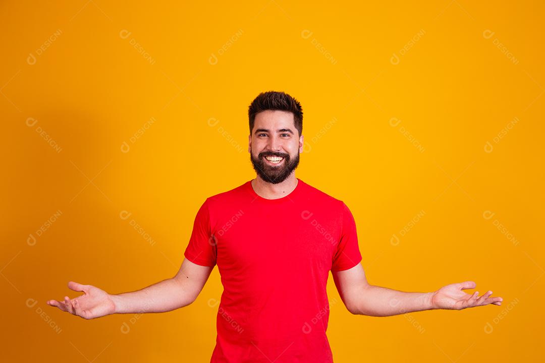 homem bonito apontando para o lado