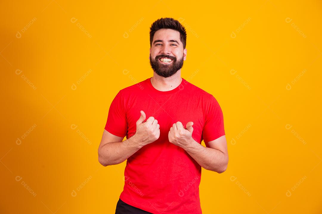 homem bonito, mostrando os polegares