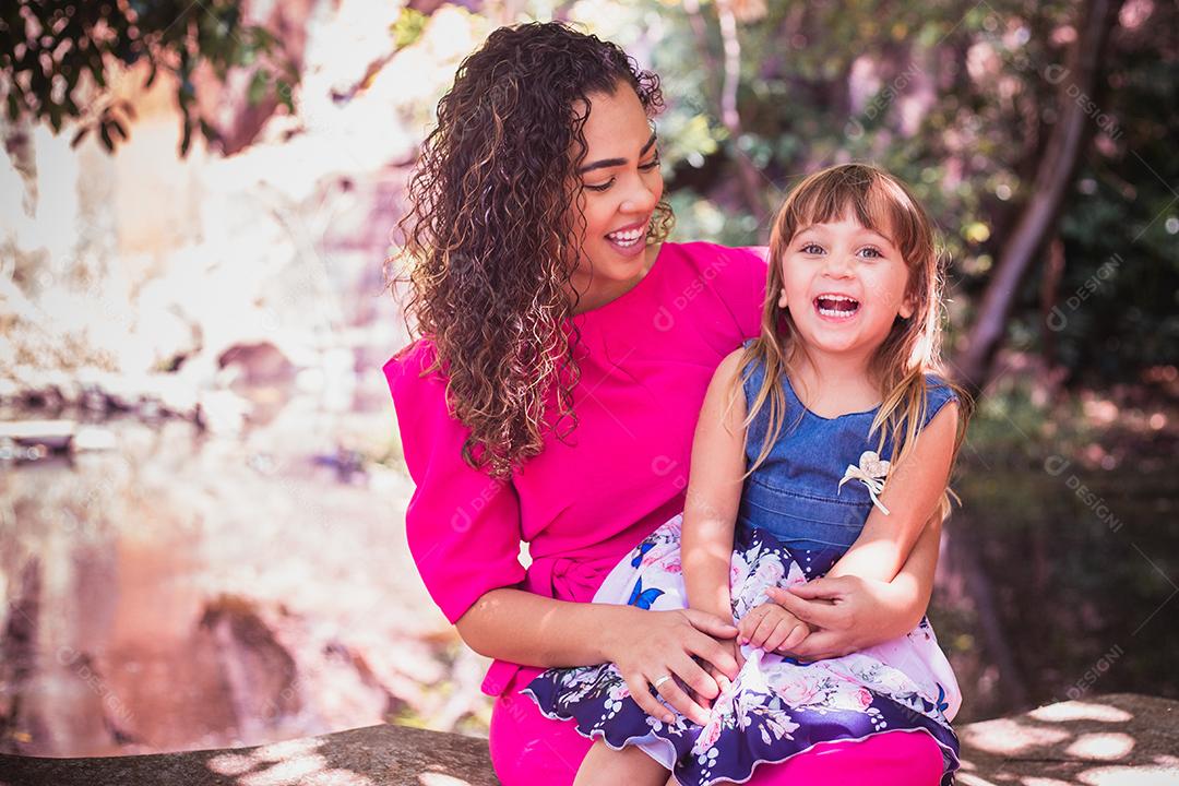 mãe com a filha no colo no parque. Linda jovem mãe com a filha no parque. Mãe solitária. Dia das Mães