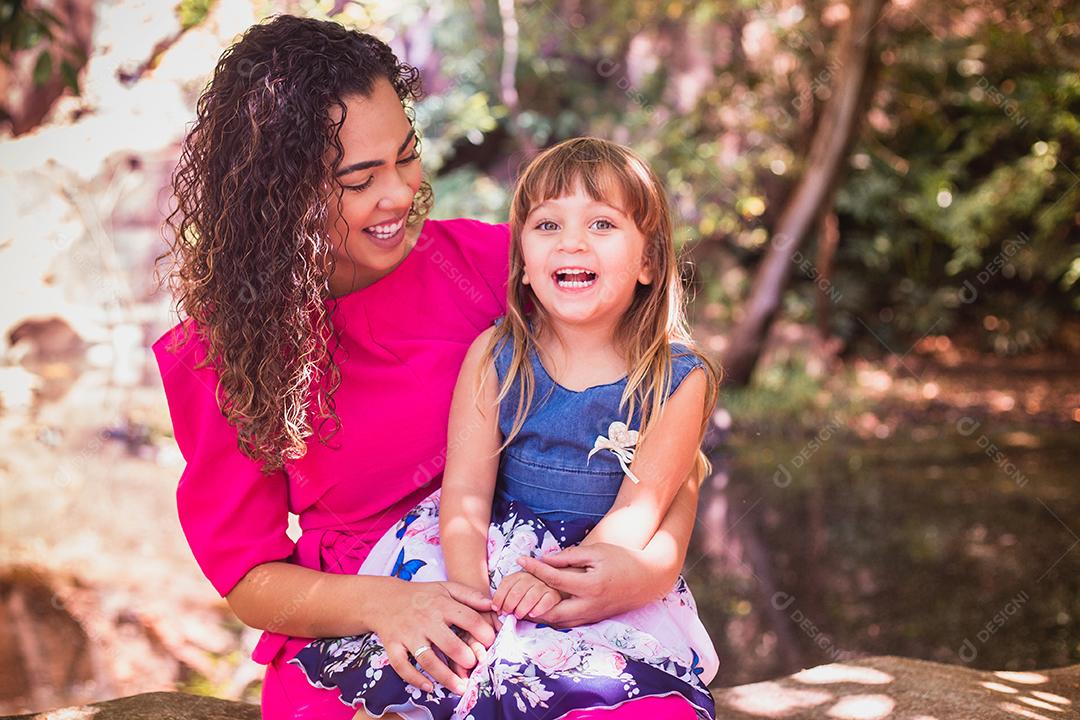 mãe com a filha no colo no parque. Linda jovem mãe com a filha no parque. Mãe solitária. Dia das Mães