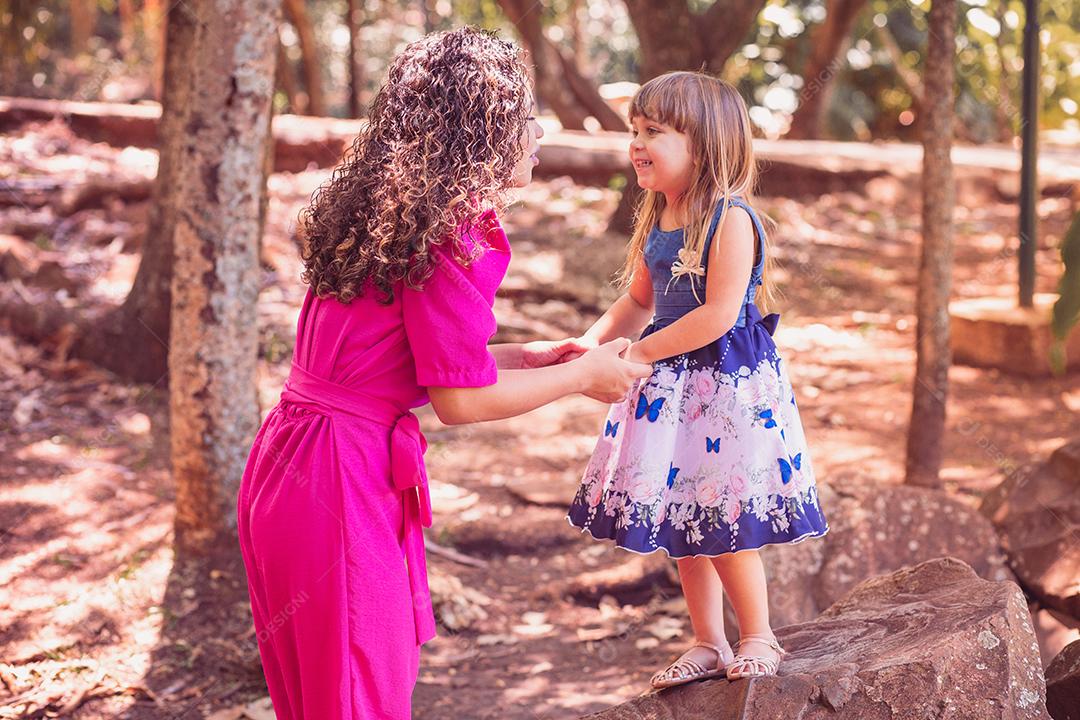 mãe e filha dando beijo de esquimó. Dia das Mães. Mãe afro e filha branca