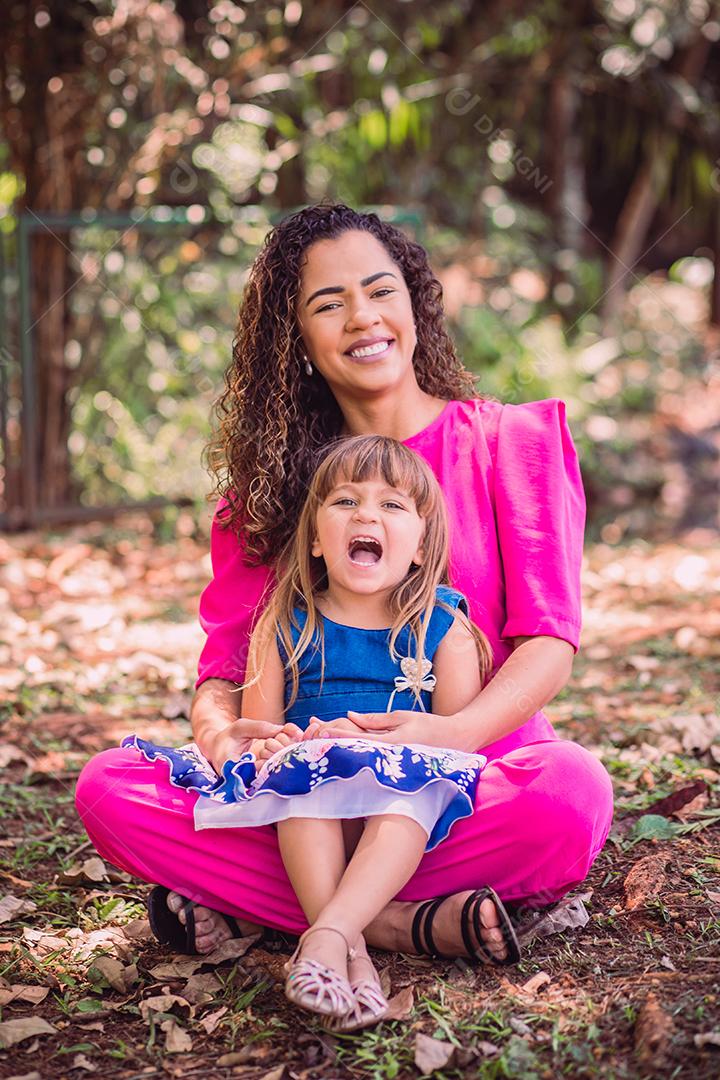 adorável jovem mãe com sua filha trocando carinho. mãe e filha no parque. feliz Dia das Mães