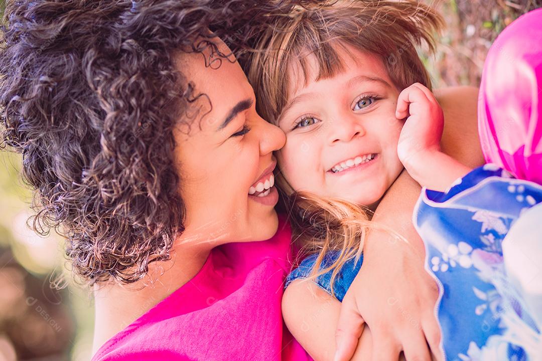 adorável jovem mãe com sua filha trocando carinho. mãe e filha no parque. feliz Dia das Mães