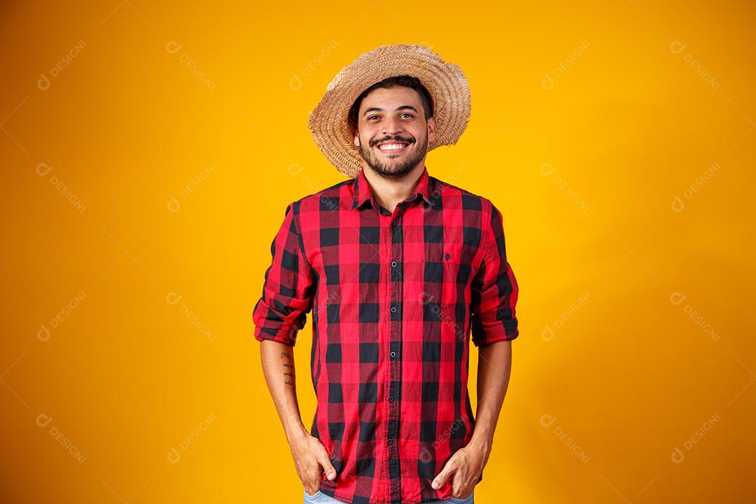 Homem brasileiro vestindo roupas típicas para a Festa Junina