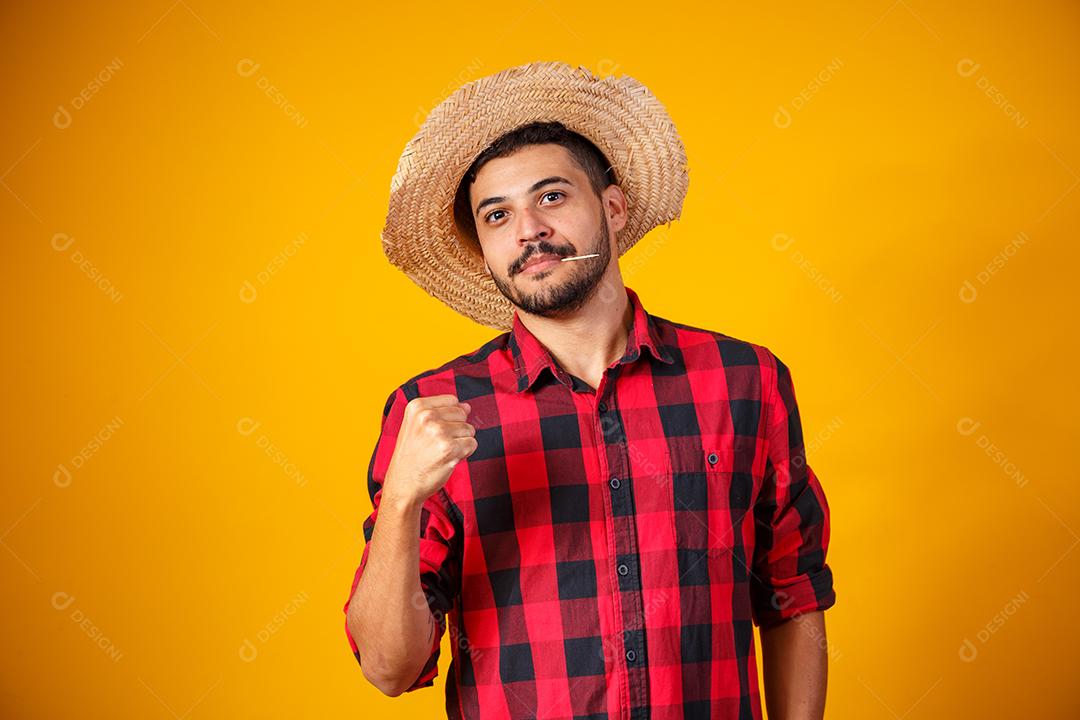 Homem brasileiro vestindo roupas típicas para a Festa Junina