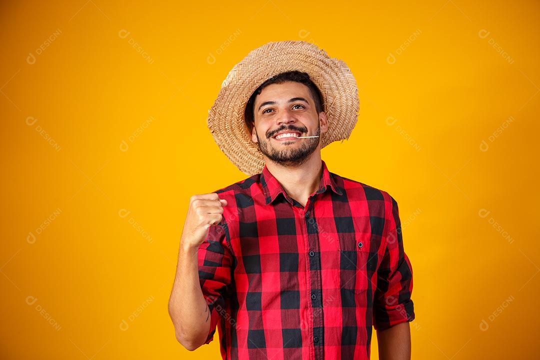 Homem brasileiro vestindo roupas típicas para a Festa Junina