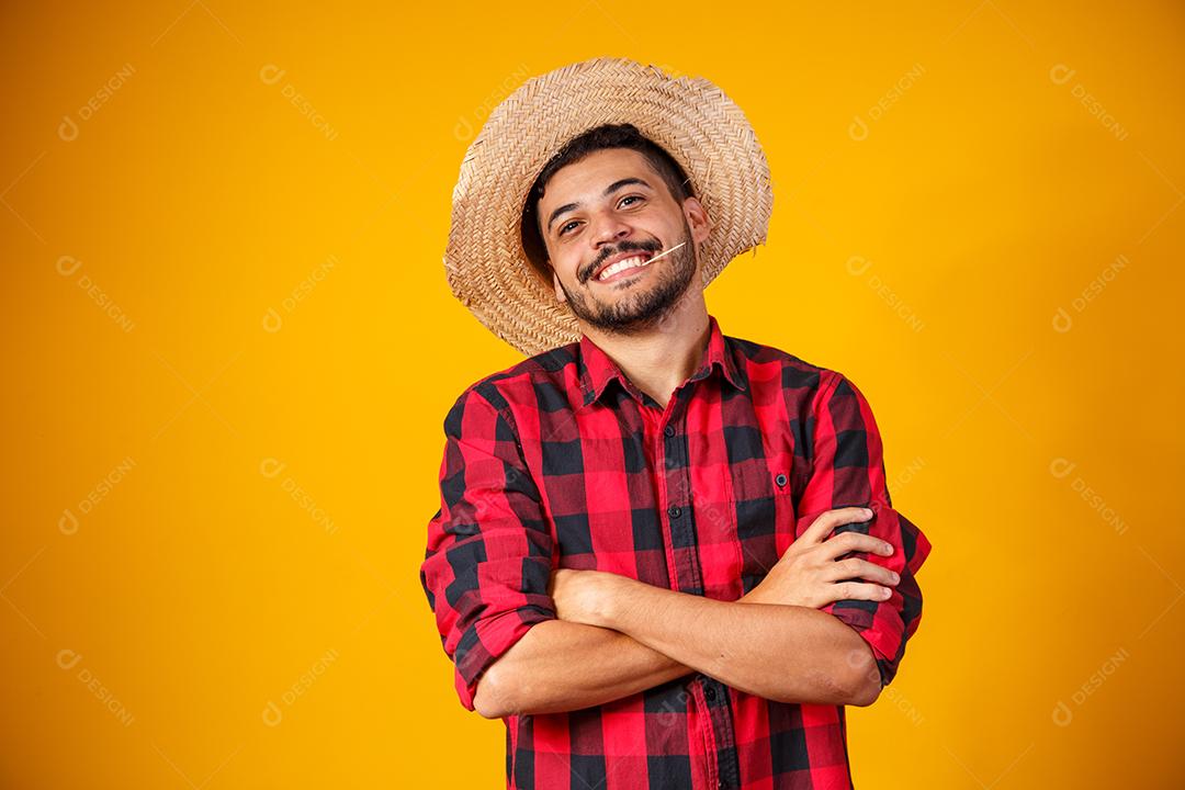 Homem brasileiro vestindo roupas típicas para a Festa Junina