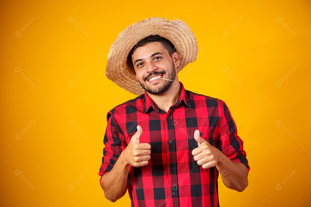 Homem brasileiro vestindo roupas típicas para a Festa Junina