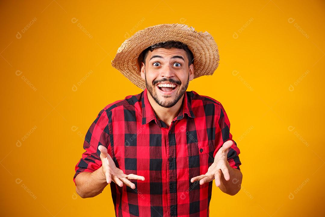 Homem brasileiro vestindo roupas típicas para a Festa Junina