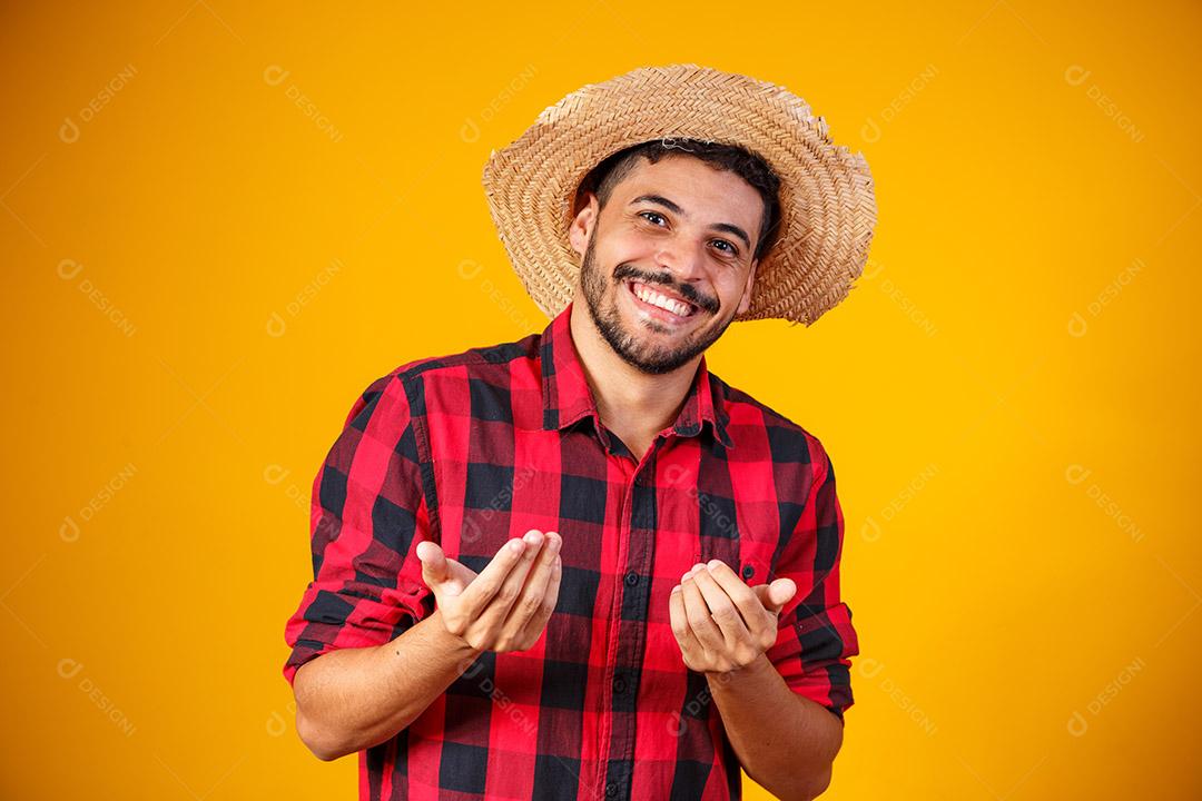 Homem brasileiro vestindo roupas típicas para a Festa Junina