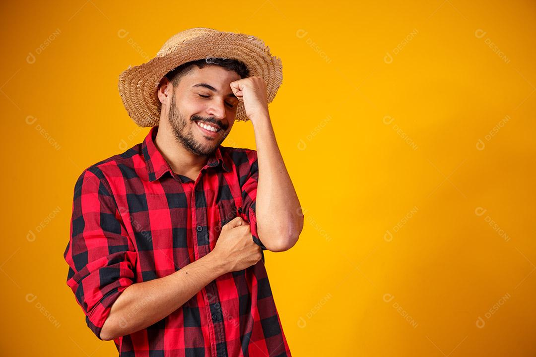 Homem brasileiro vestindo roupas típicas para a Festa Junina
