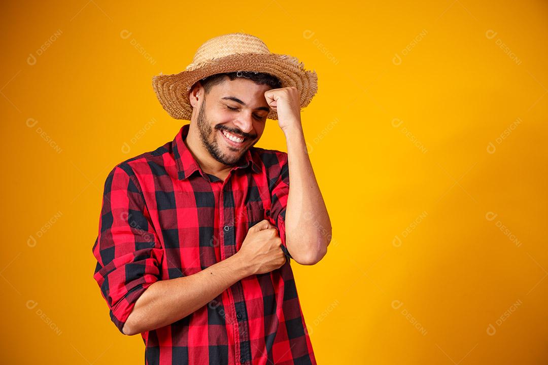 Homem brasileiro vestindo roupas típicas para a Festa Junina