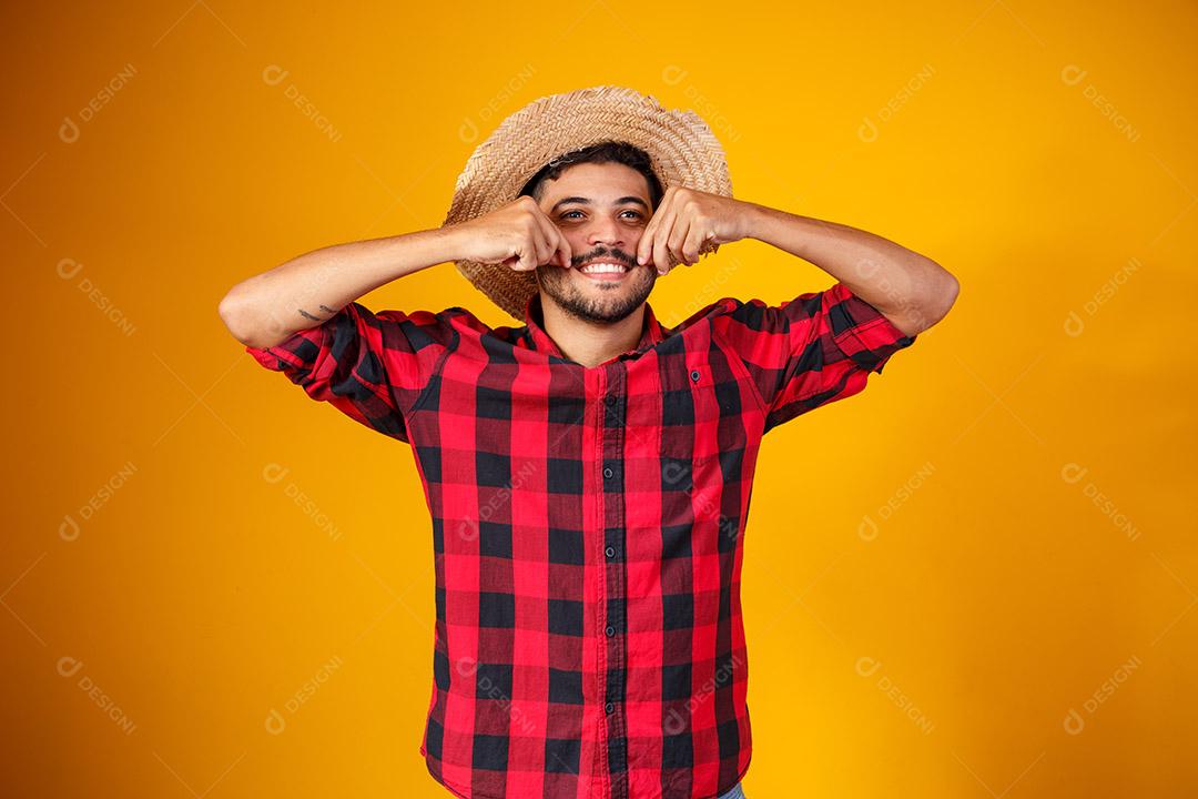 Homem brasileiro vestindo roupas típicas para a Festa Junina