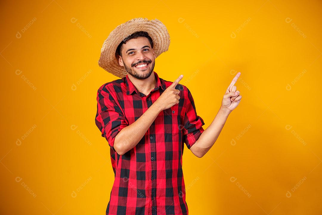 Homem brasileiro vestindo roupas típicas para a Festa Junina