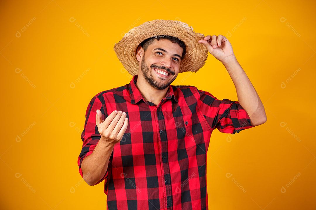 Homem brasileiro vestindo roupas típicas para a Festa Junina