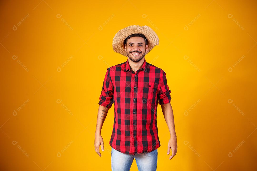 Homem brasileiro vestindo roupas típicas para a Festa Junina