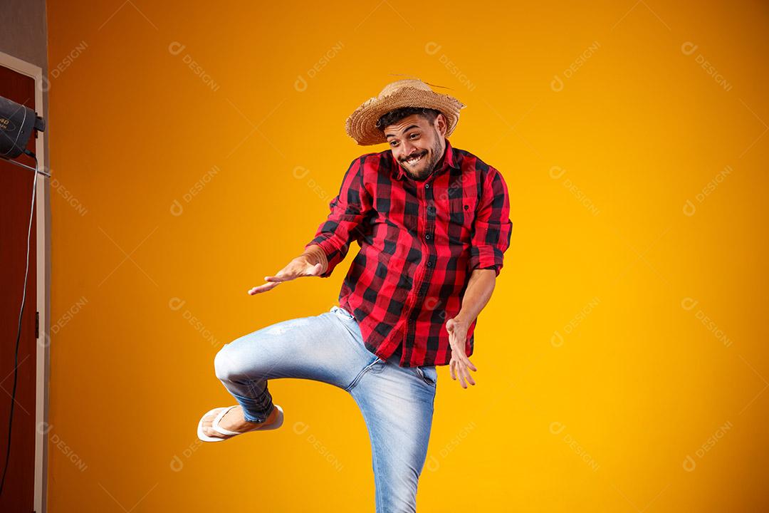 Homem brasileiro vestindo roupas típicas para a Festa Junina