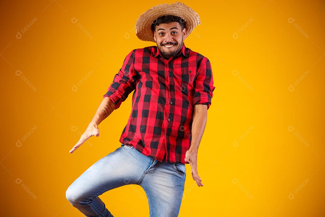 Homem brasileiro vestindo roupas típicas para a Festa Junina