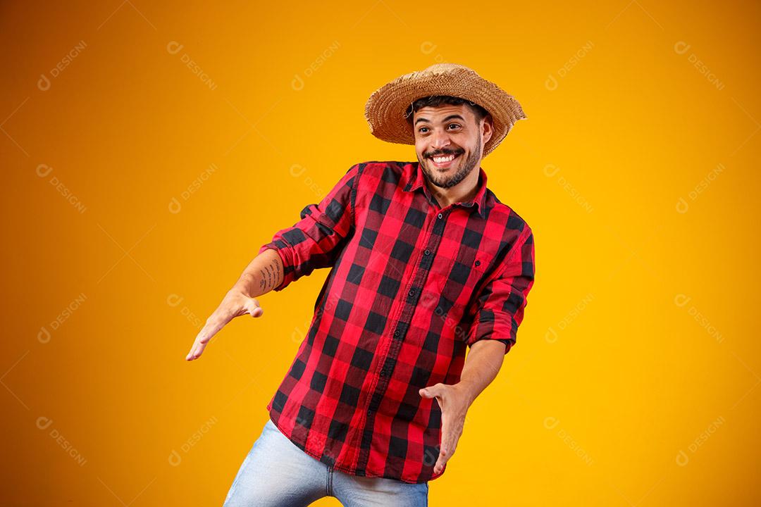 Homem brasileiro vestindo roupas típicas para a Festa Junina