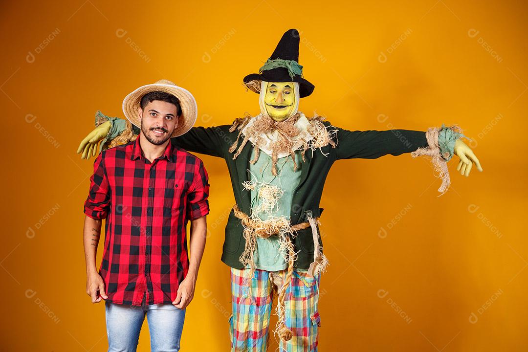 amigos em traje de junho. conceito de festa junina