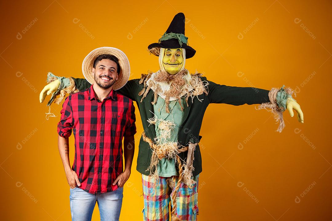 amigos em traje de junho. conceito de festa junina