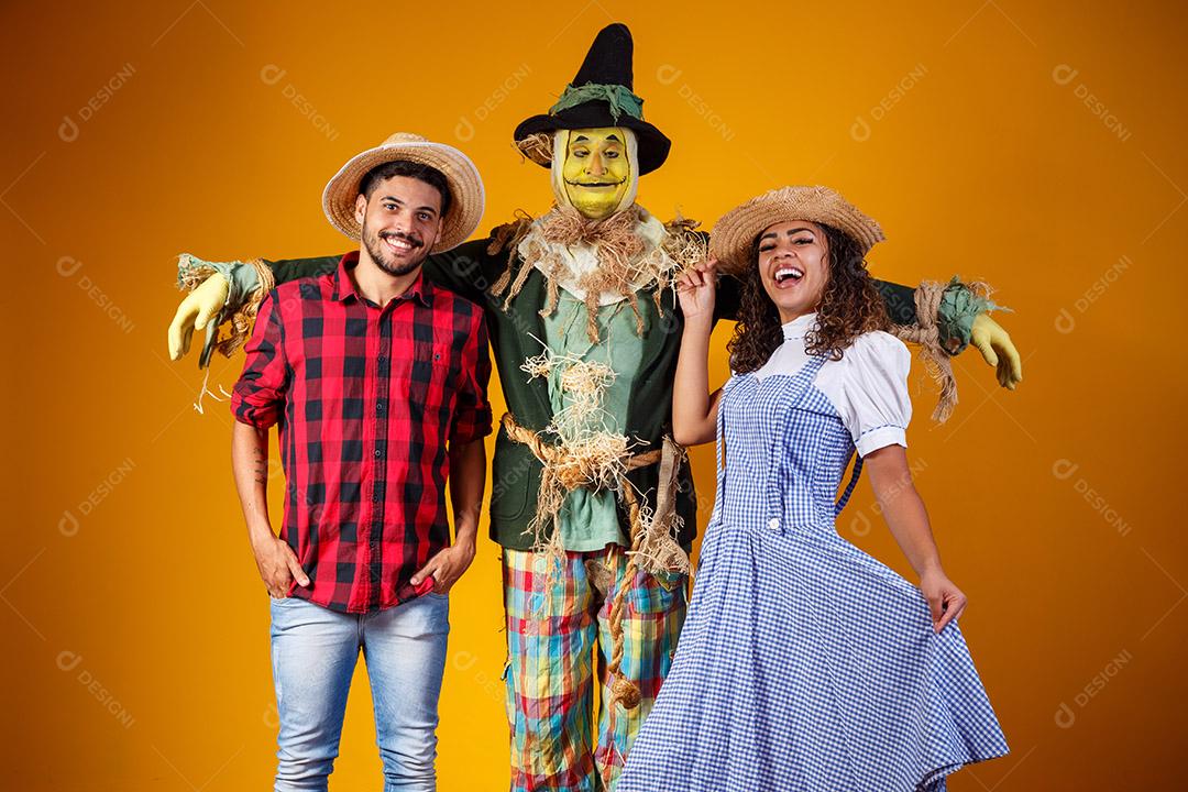 amigos em traje de junho. conceito de festa junina