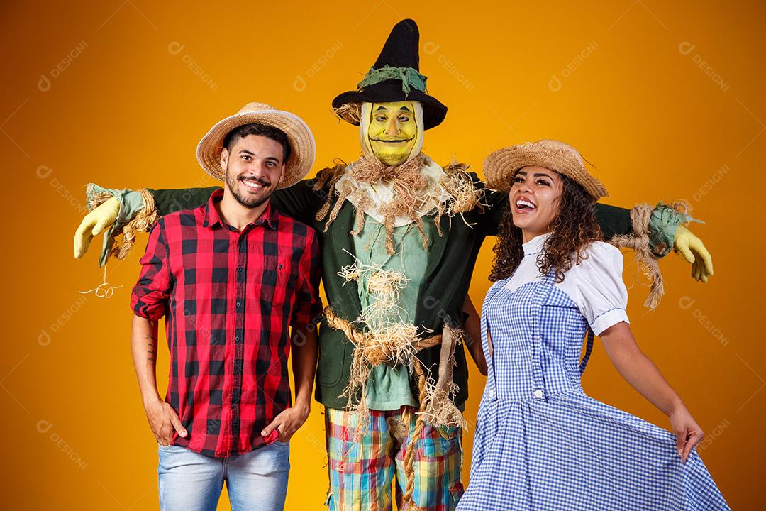 amigos em traje de junho. conceito de festa junina