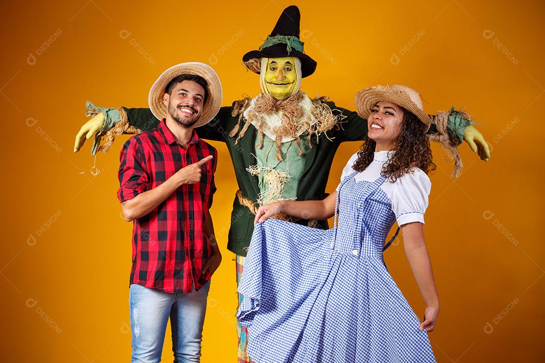 amigos em traje de junho. conceito de festa junina