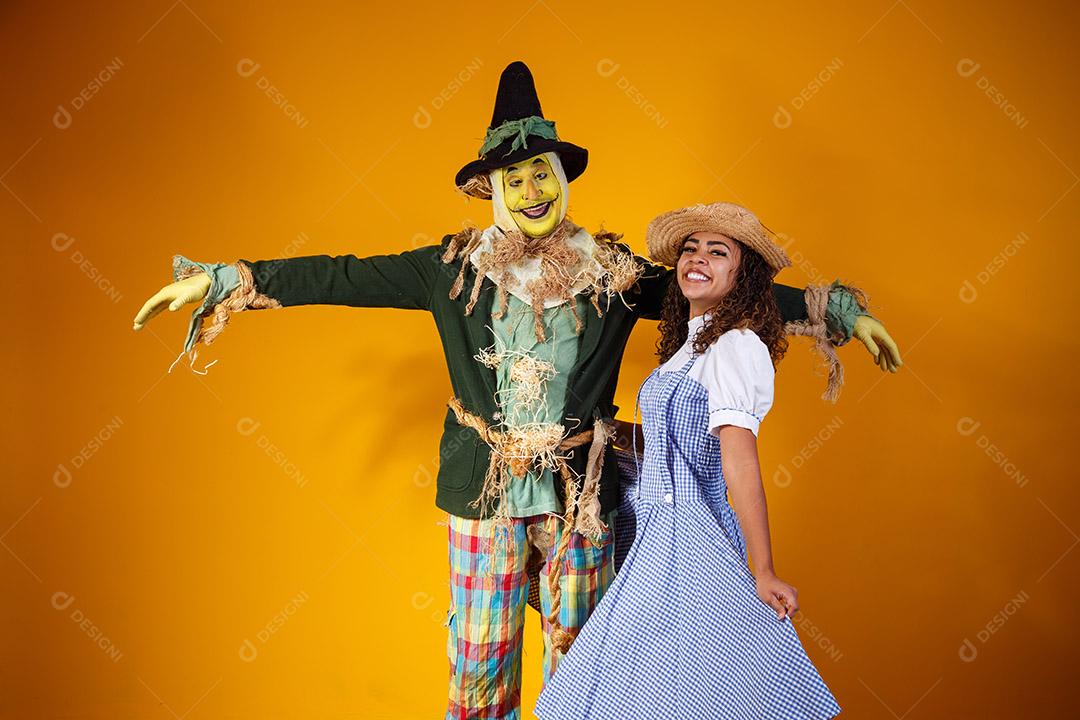 amigos em traje de junho. conceito de festa junina