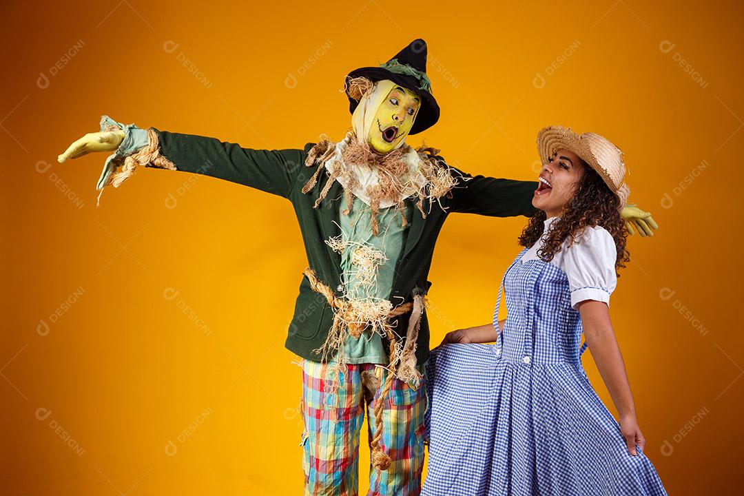 amigos em traje de junho. conceito de festa junina