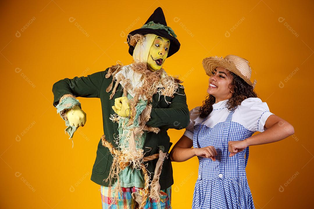 amigos em traje de junho. conceito de festa junina