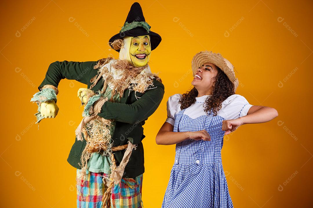 amigos em traje de junho. conceito de festa junina