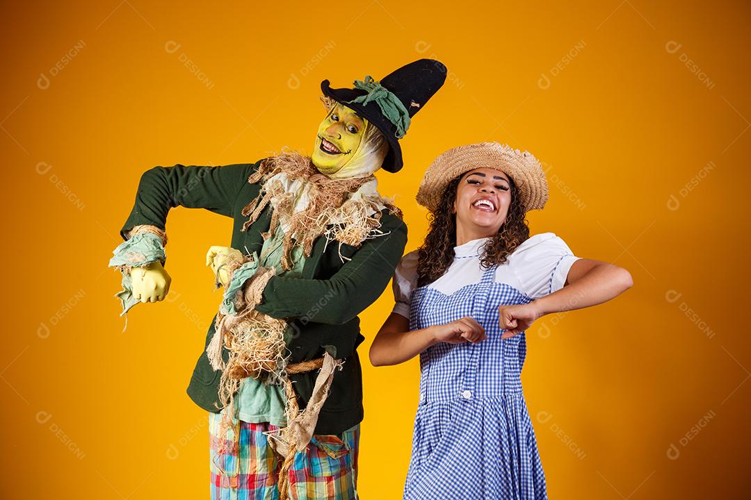 amigos em traje de junho. conceito de festa junina