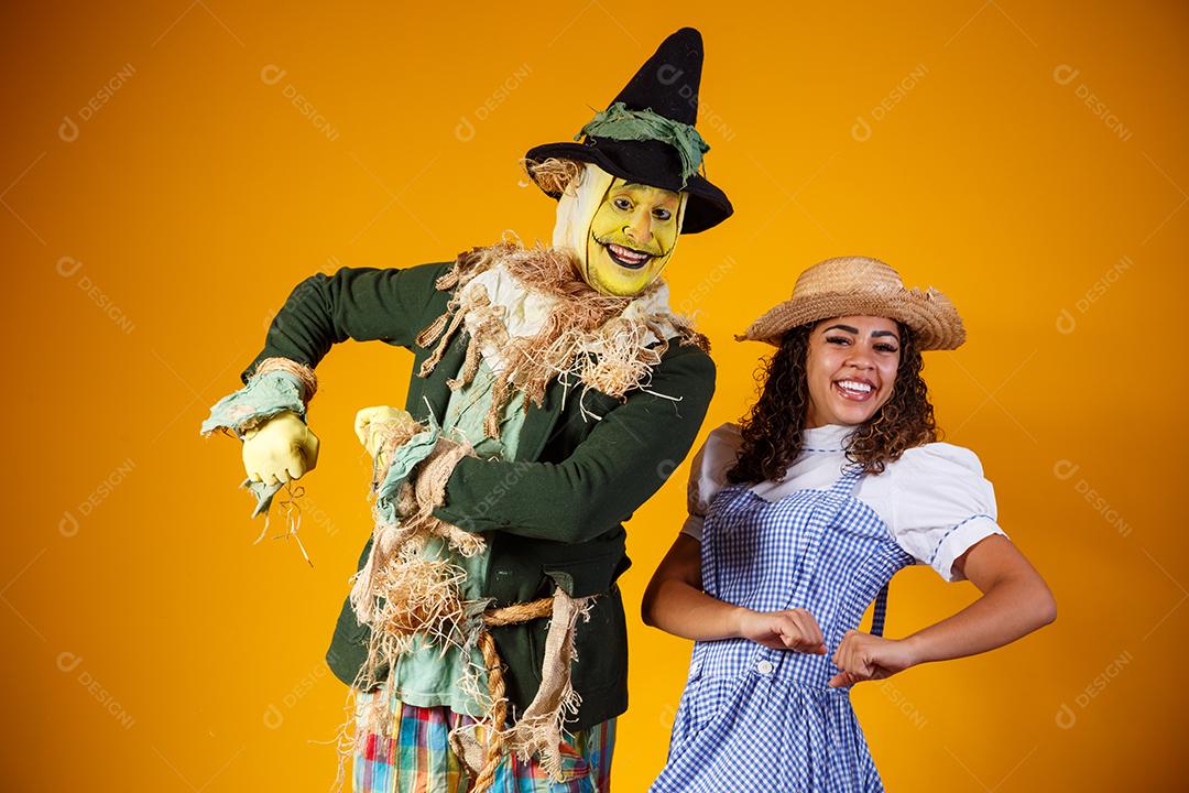 amigos em traje de junho. conceito de festa junina