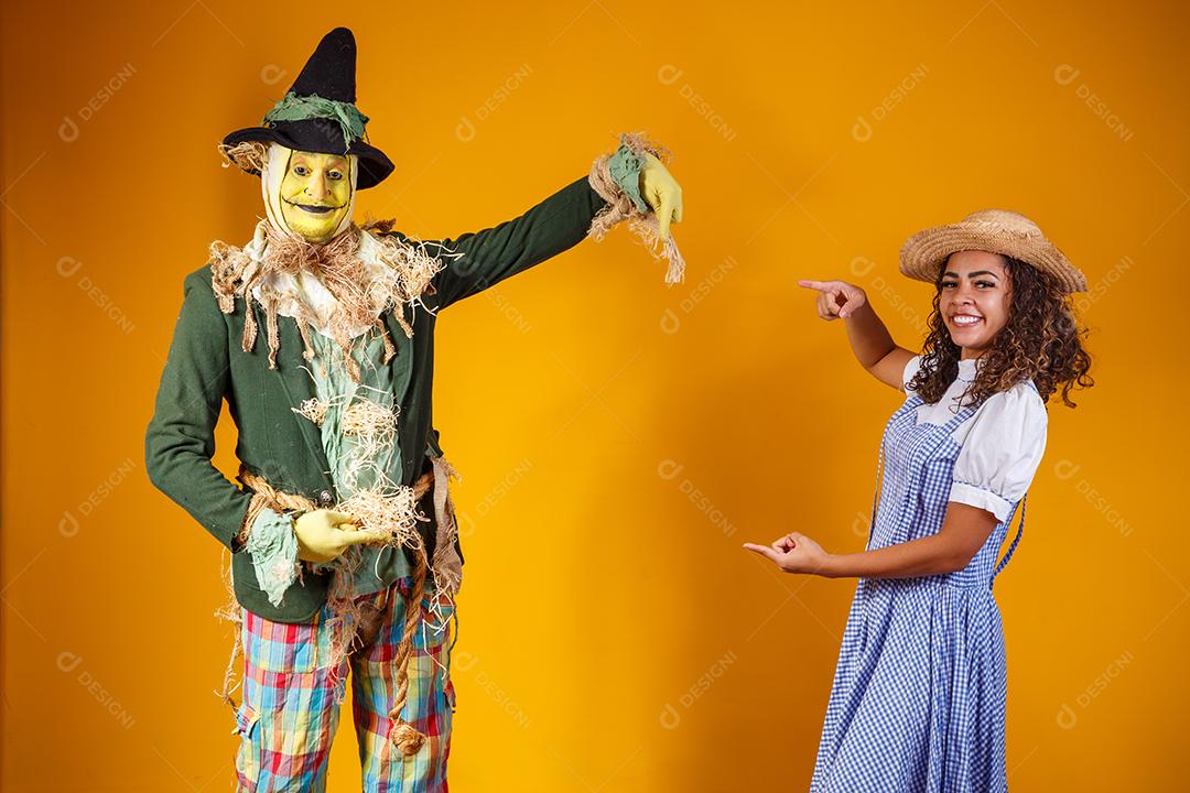 amigos em traje de junho. conceito de festa junina