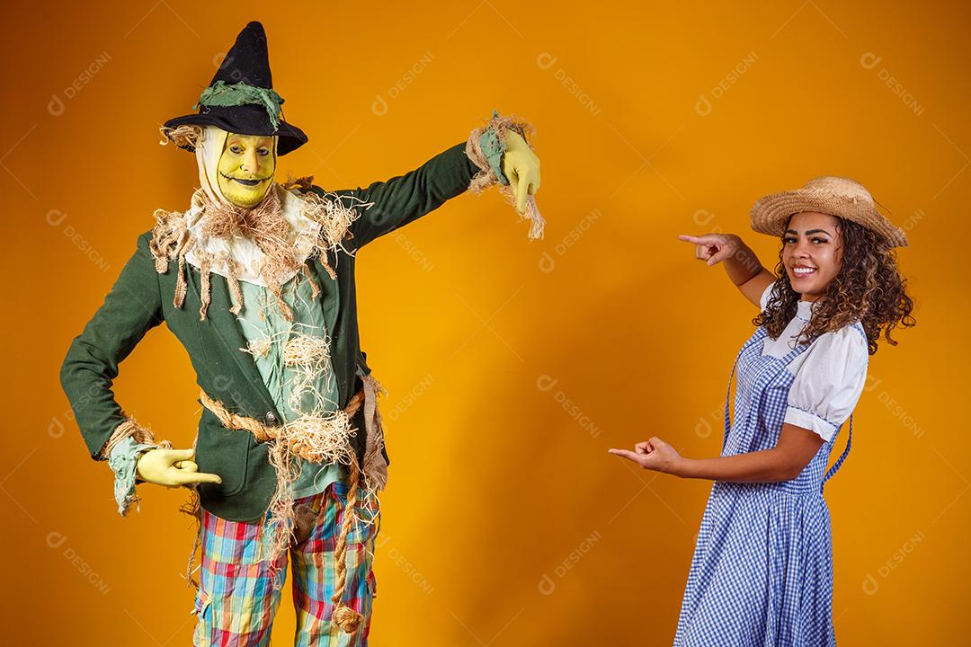 amigos em traje de junho. conceito de festa junina