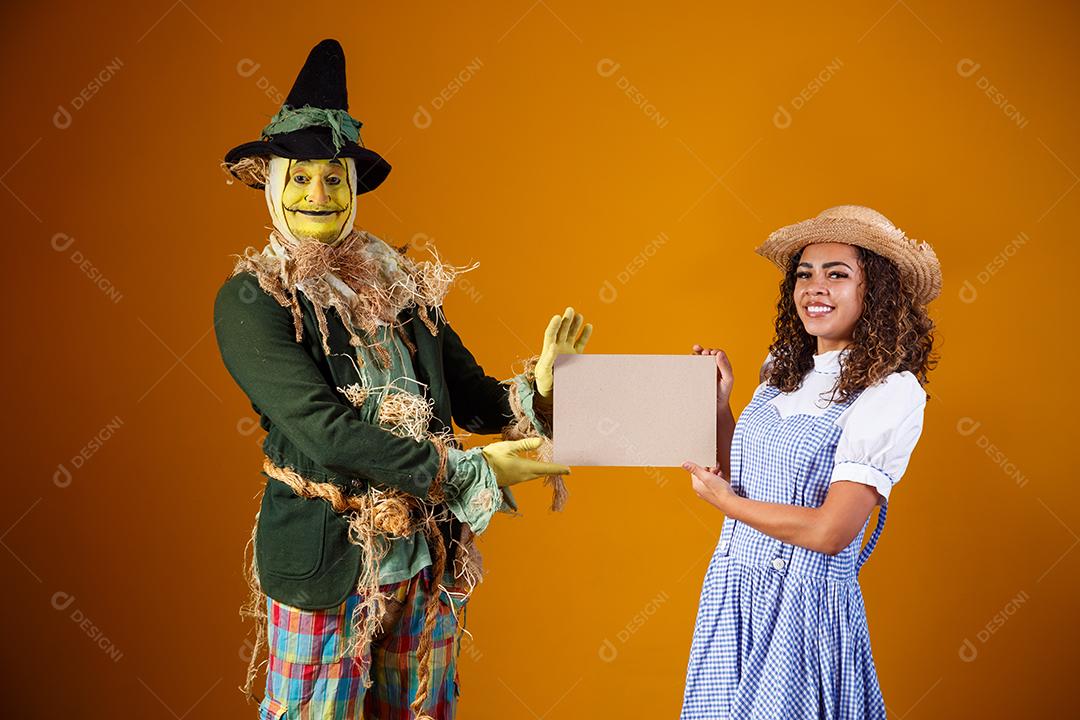 amigos em traje de junho. conceito de festa junina