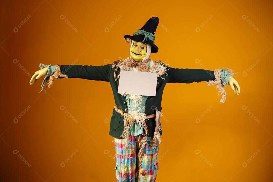 foto do personagem espantalho da festa junina no fundo amarelo