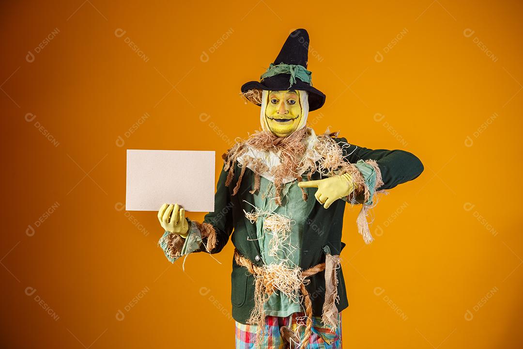 foto do personagem espantalho da festa junina no fundo amarelo