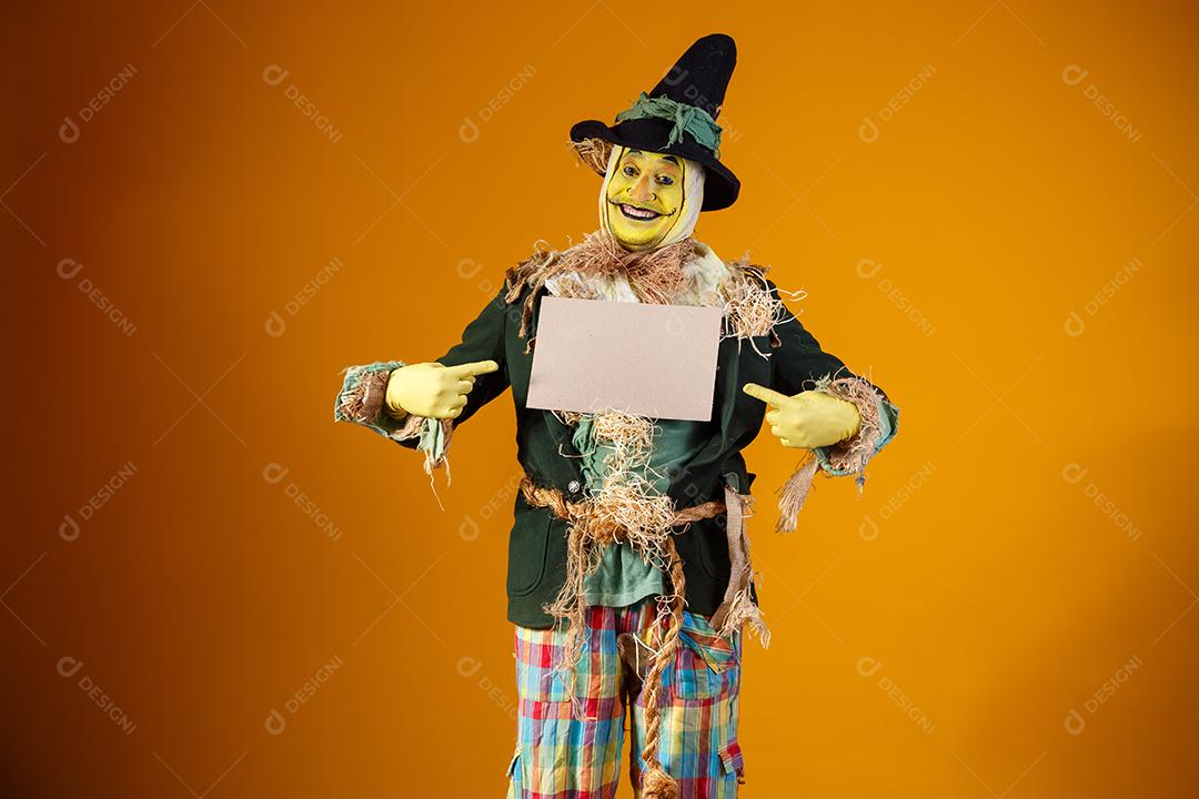 foto do personagem espantalho da festa junina no fundo amarelo