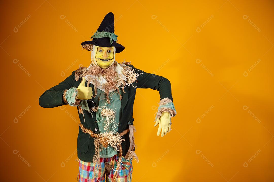 foto do personagem espantalho da festa junina no fundo amarelo