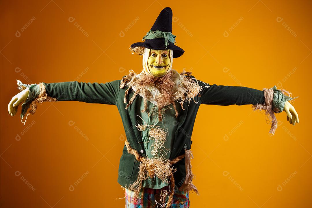 foto do personagem espantalho da festa junina no fundo amarelo